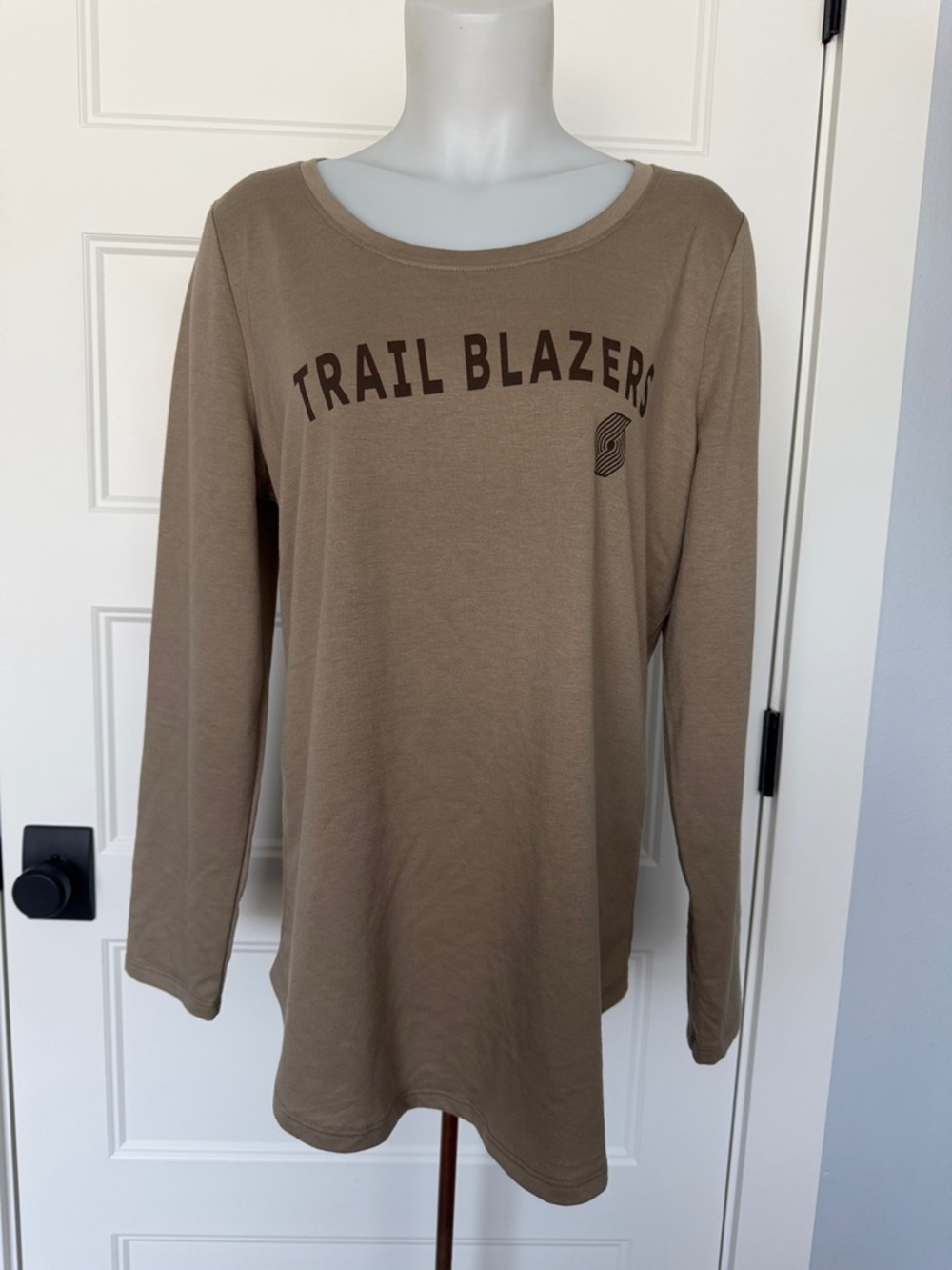 NWT NBA Crew Neck Long Sleeve "Trail Blazer" T-shirt in Sz Large